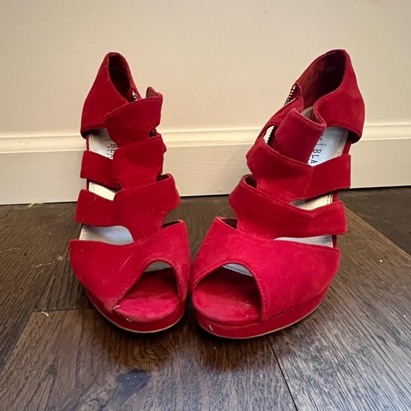 beautiful red suede open-toed booties with cutouts - Picture 9 of 9
